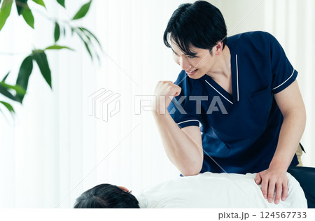 施術をする整体師の男性 124567733
