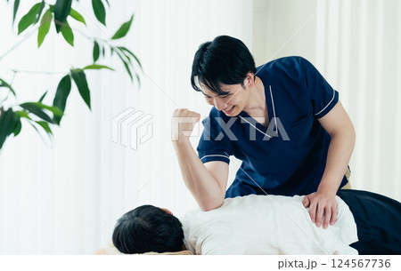 施術をする整体師の男性 124567736