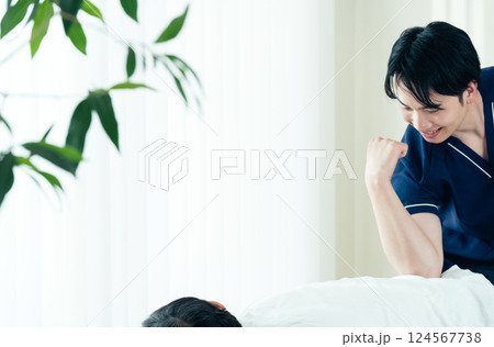 施術をする整体師の男性 124567738