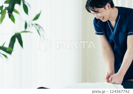 施術をする整体師の男性 124567742