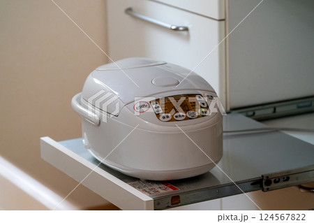 キッチンボードに置かれた炊飯器 124567822
