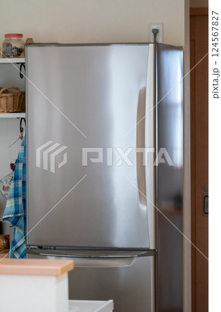家庭の冷蔵庫 124567827
