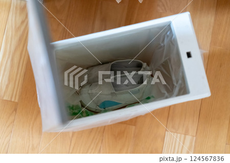 キッチンのゴミ箱 124567836