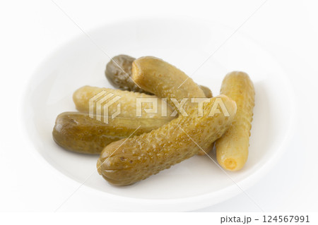 お皿に載せたキュウリのピクルス 124567991