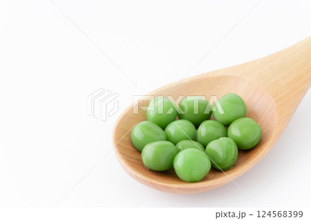 スプーンに載せたグリーンピース（加熱済み）のクローズアップ 124568399