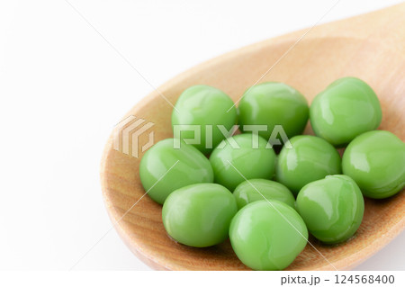 スプーンに載せたグリーンピース(加熱済み)のクローズアップ スプーンに載せたグリーンピース(加熱済み)のクローズアップ 124568400