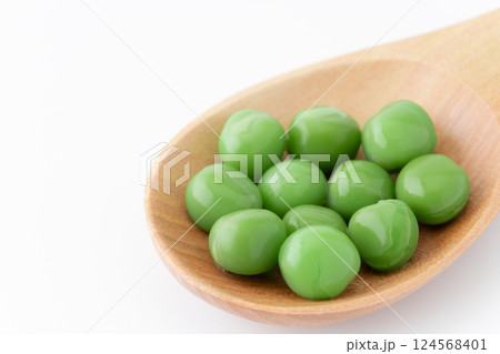 スプーンに載せたグリーンピース（加熱済み）のクローズアップ 124568401