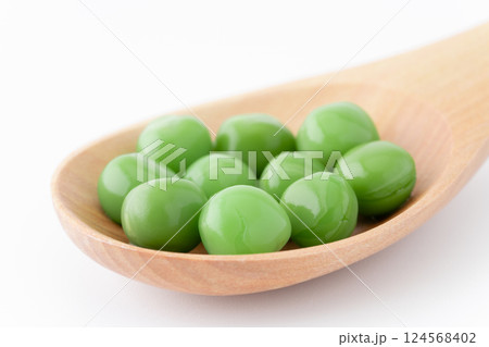 スプーンに載せたグリーンピース（加熱済み）のクローズアップ 124568402