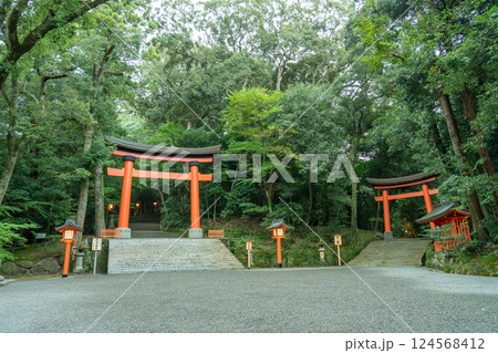 大分県宇佐市　八幡社の総本宮である宇佐神宮の上宮と下宮へのそれぞれの入口の鳥居 124568412