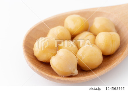 スプーンに載せたひよこ豆（水煮）のクローズアップ 124568565