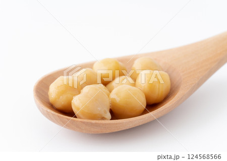 スプーンに載せたひよこ豆（水煮）のクローズアップ 124568566