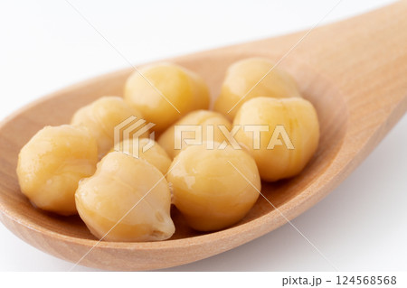 スプーンに載せたひよこ豆（水煮）のクローズアップ 124568568