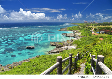 サンゴ礁の青い海と遊歩道 サンゴ礁の青い海と遊歩道 124568775