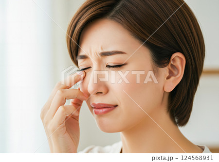 眼に違和感を感じている女性 眼に違和感を感じている女性 124568931