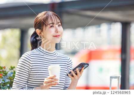 スマホを見る女性　待ち合わせ 124568965