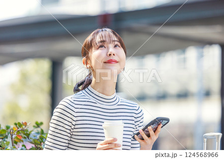 スマホを見る女性　待ち合わせ 124568966