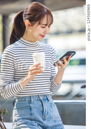 スマホを見る女性　待ち合わせ 124568969