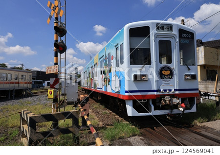 竜ヶ崎駅を出発し佐貫駅に向かって走行する関東鉄道の列車 竜ヶ崎駅を出発し佐貫駅に向かって走行する関東鉄道の列車 124569041