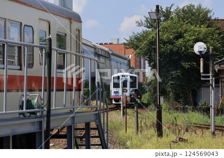 竜ヶ崎駅を出発し佐貫駅に向かって走行する関東鉄道の列車 124569043