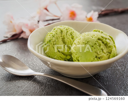 器に盛った抹茶のアイスクリームと桜の花 124569160