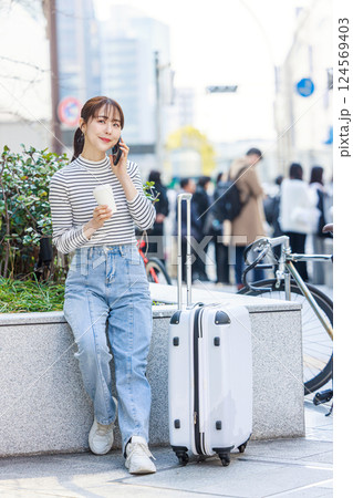旅に出る女性　待ち合わせ 124569403