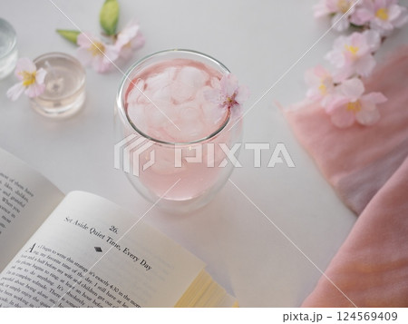 桜のフレーバードリンクと香りでリラックスタイム 桜のフレーバードリンクと香りでリラックスタイム 124569409