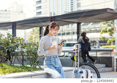 旅に出る女性 待ち合わせ 旅に出る女性 待ち合わせ 124569491