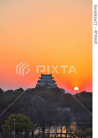 《愛知県》夕焼けに染まる名古屋城天守閣 《愛知県》夕焼けに染まる名古屋城天守閣 124569548