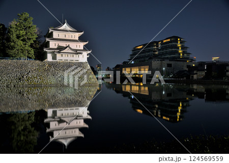 《愛知県》ライトアップされた名古屋城西北隅櫓とエスパシオ ナゴヤキャッスルホテル 124569559