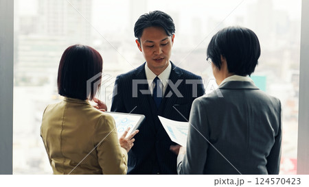 オフィスで打ち合わせするビジネスパーソンのグループ オフィスで打ち合わせするビジネスパーソンのグループ 124570423