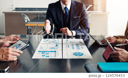 オフィスで会議するビジネスパーソンのグループ 124570453