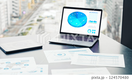 都市のオフィスビルに置かれた書類とノートパソコン 都市のオフィスビルに置かれた書類とノートパソコン 124570480