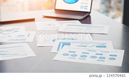 都市のオフィスビルに置かれた書類とノートパソコン 124570481