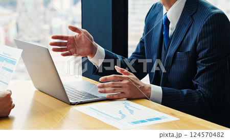 オフィスでPC画面を見ながら面談するビジネスパーソンのグループ 124570482