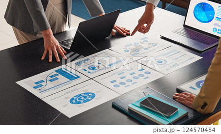 オフィスで会議するビジネスパーソンのグループ 124570484