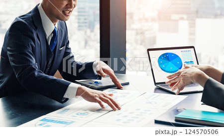 ノートパソコンの画面を見ながら面談するビジネスパーソンのグループ 124570506