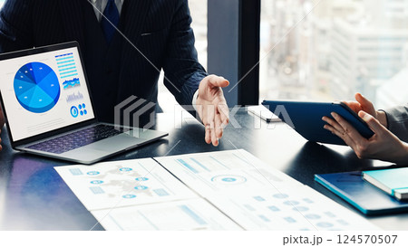 オフィスで画面を見ながら会議するビジネスパーソンのグループ 124570507