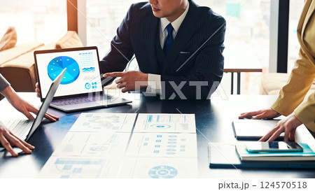 オフィスで会議するビジネスパーソンのグループ 124570518