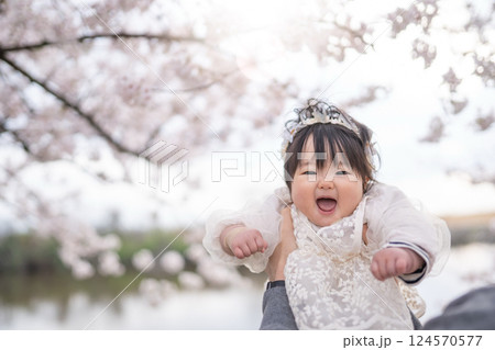桜と赤ちゃん 124570577