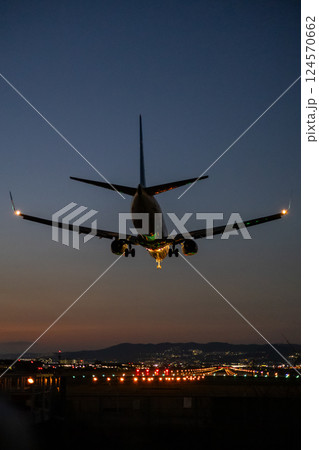 大阪国際空港に着陸する飛行機 124570662
