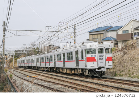 霞ヶ丘付近を走る山陽電鉄の列車 霞ヶ丘付近を走る山陽電鉄の列車 124570712