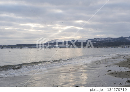 上磯の海岸から見る冬の函館湾 上磯の海岸から見る冬の函館湾 124570719