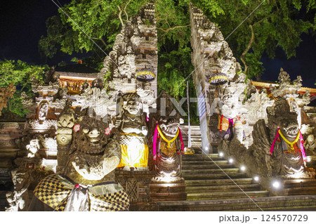 バリの割れ門と彫像が並ぶプラダラムウブドの夜景 124570729