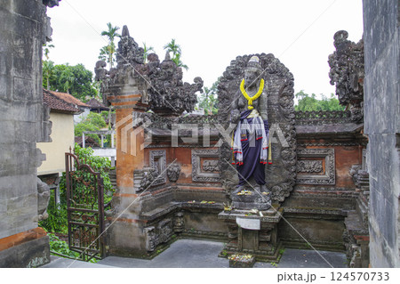バリの街角で良く見かける石堀りの彫像 124570733