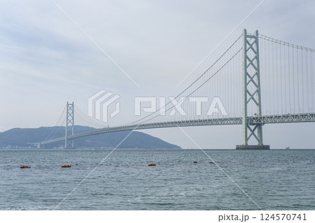 アジュール舞子から見る明石海峡大橋と淡路島 124570741