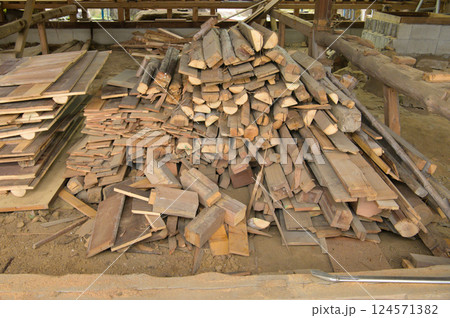 家屋の解体で不要になった木材 124571382