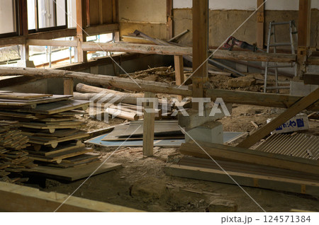 家屋の解体で不要になった木材 124571384