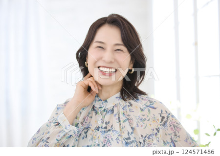 花柄のブラウスを着た笑顔のミドル女性 124571486