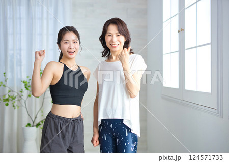 ヨガウェアでガッツポーズをする2人の女性 124571733