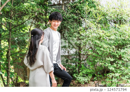旅行でペンション・コテージにやってきたカップル・夫婦 旅行でペンション・コテージにやってきたカップル・夫婦 124571794